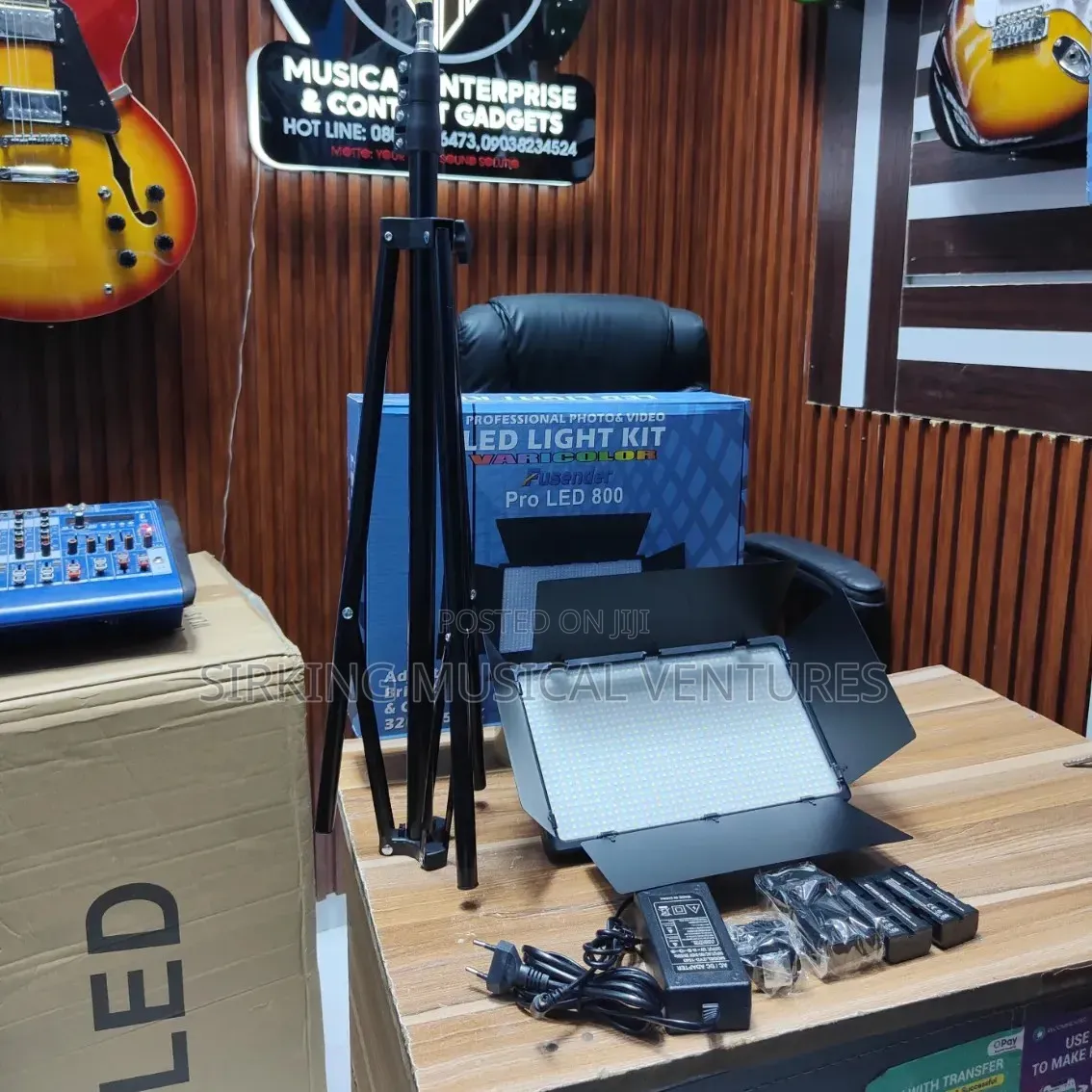 Pro LED 800 Video Light With Stand