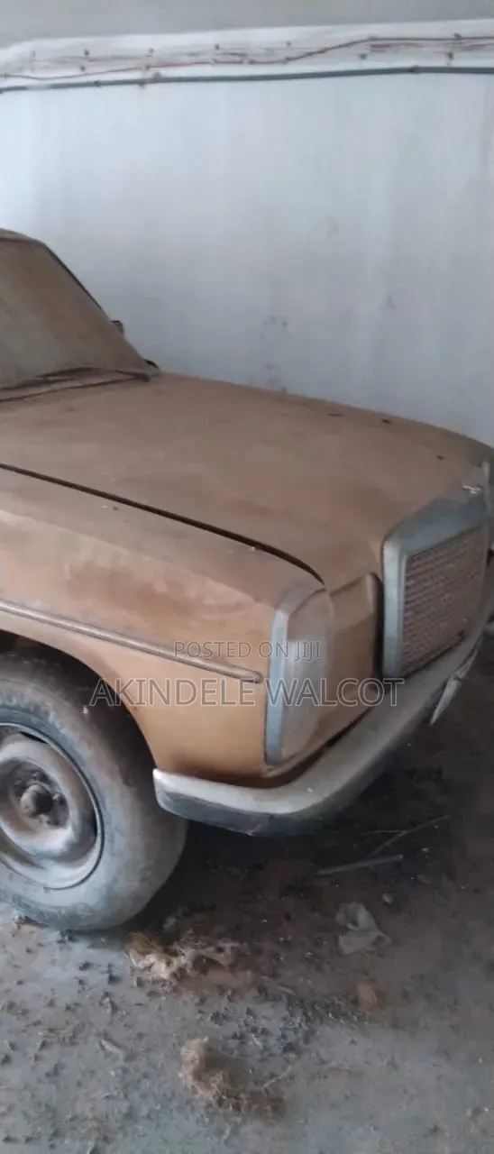 Mercedes-Benz 230E 1978 Gold