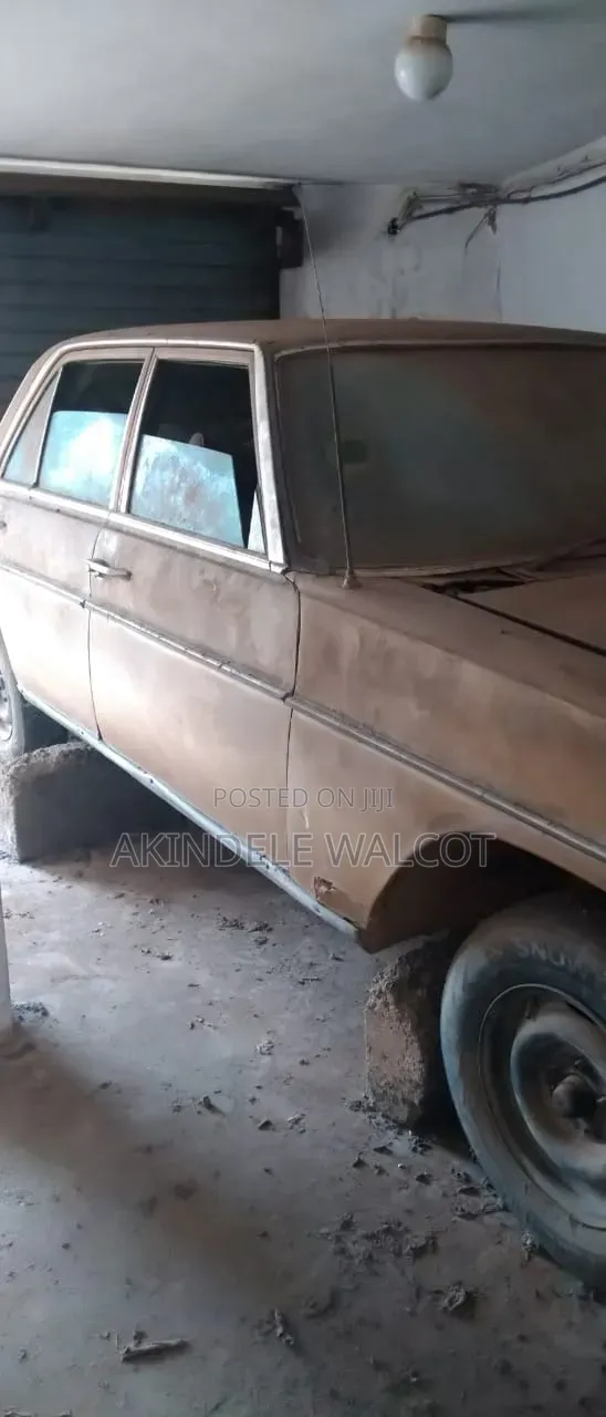 Mercedes-Benz 230E 1978 Gold