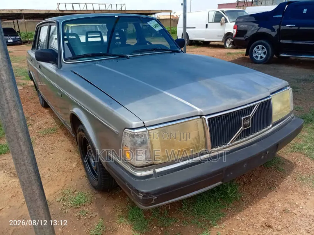 Volvo 240 2.0 1989 Gray