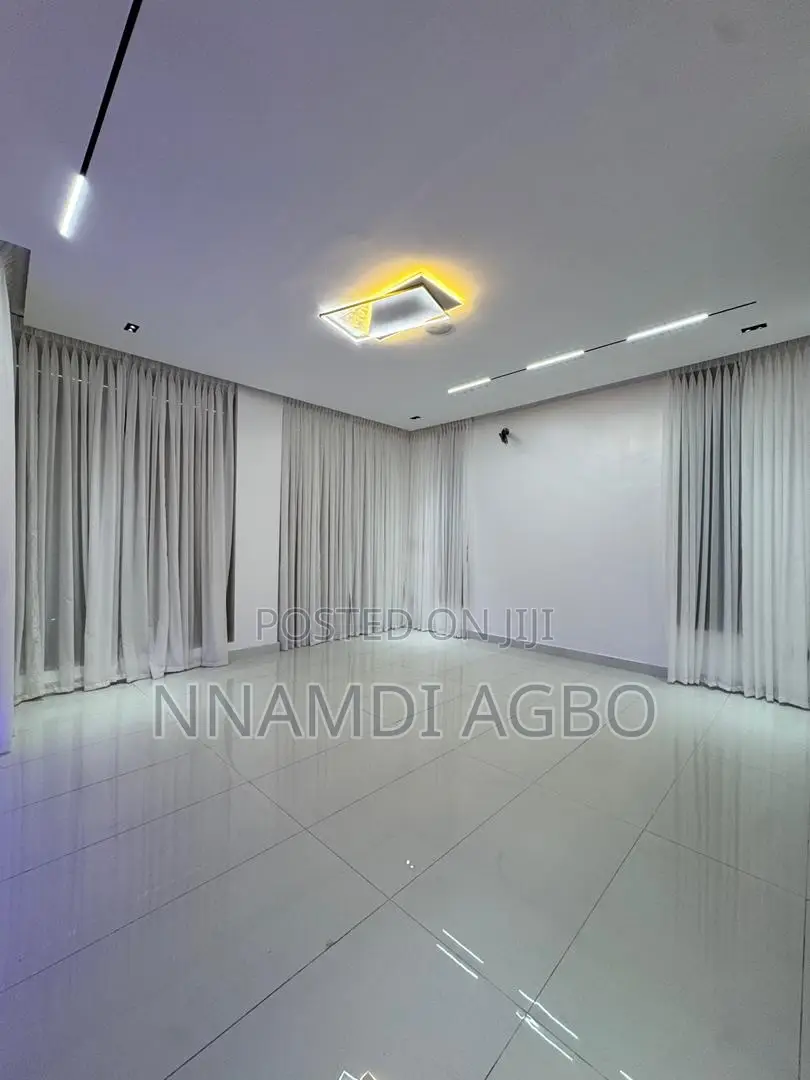 5bdrm Duplex in Lafiaji for sale