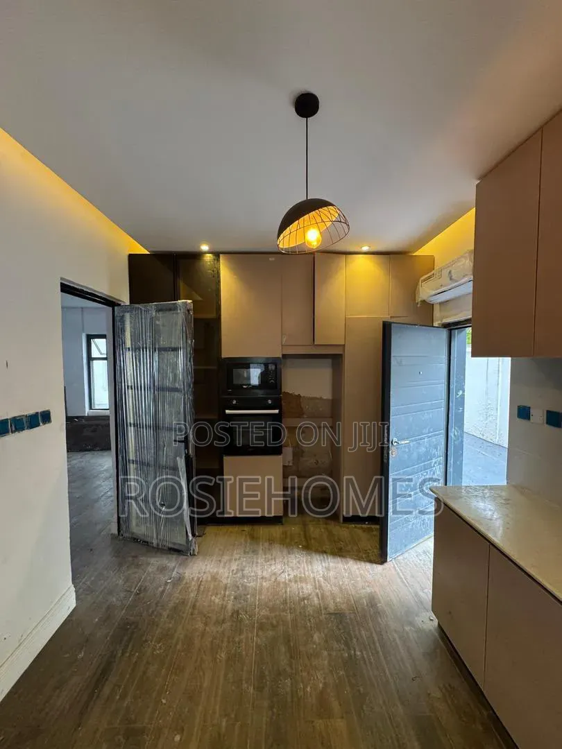 4bdrm Duplex in Banana Island for sale