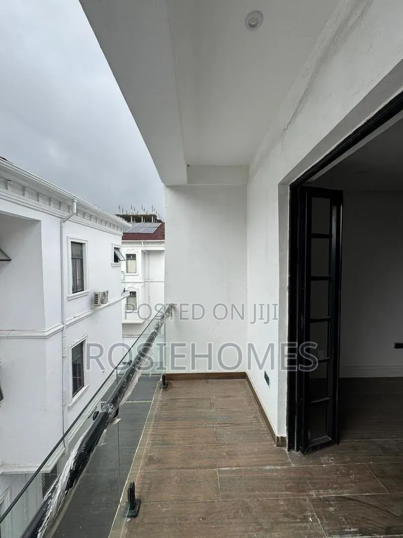 4bdrm Duplex in Banana Island for sale