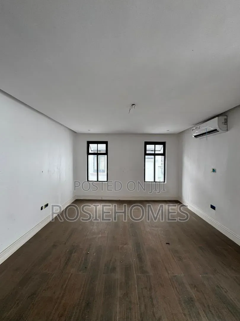 4bdrm Duplex in Banana Island for sale
