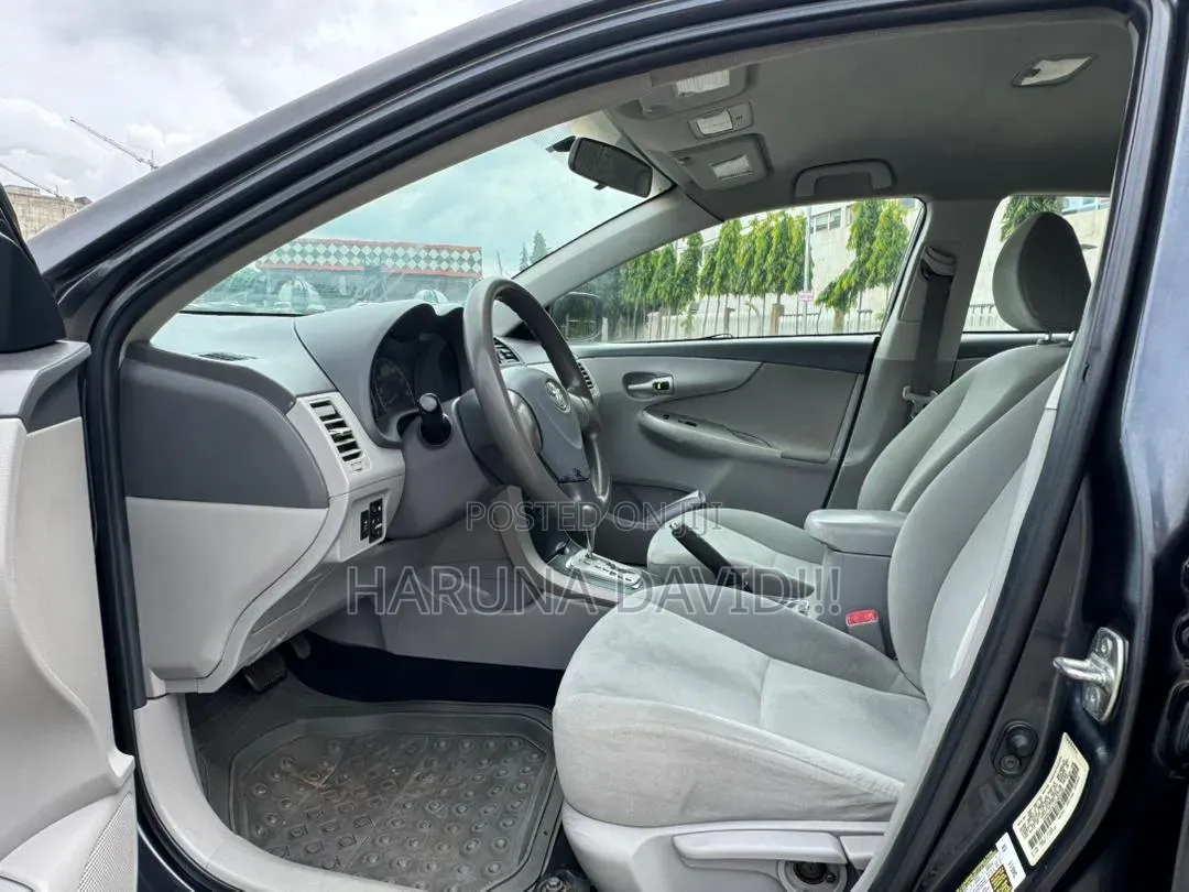 Toyota Corolla LE 4dr Sedan (1.8L 4cyl 4A) 2010 Gray