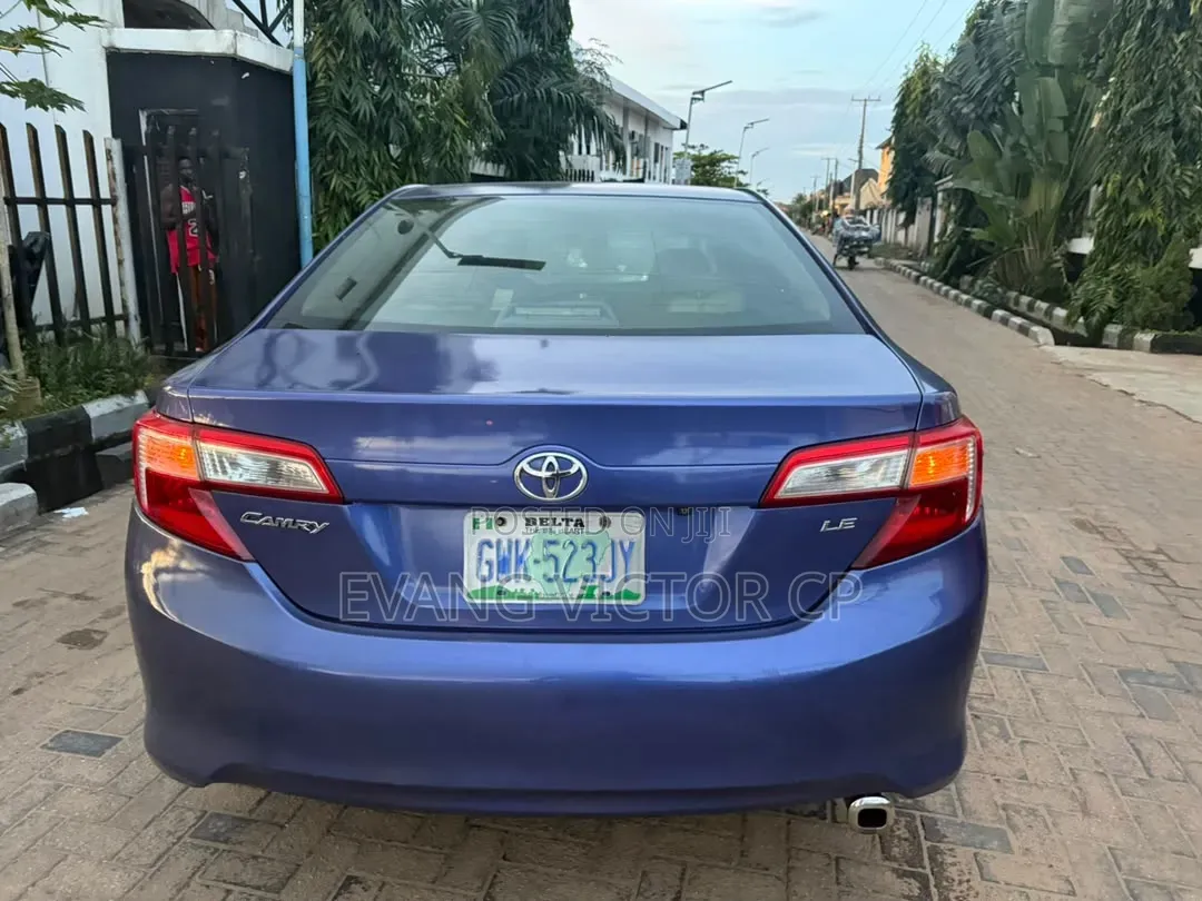 Toyota Camry LE 4dr Sedan (2.5L 4cyl 6A) 2013 Blue