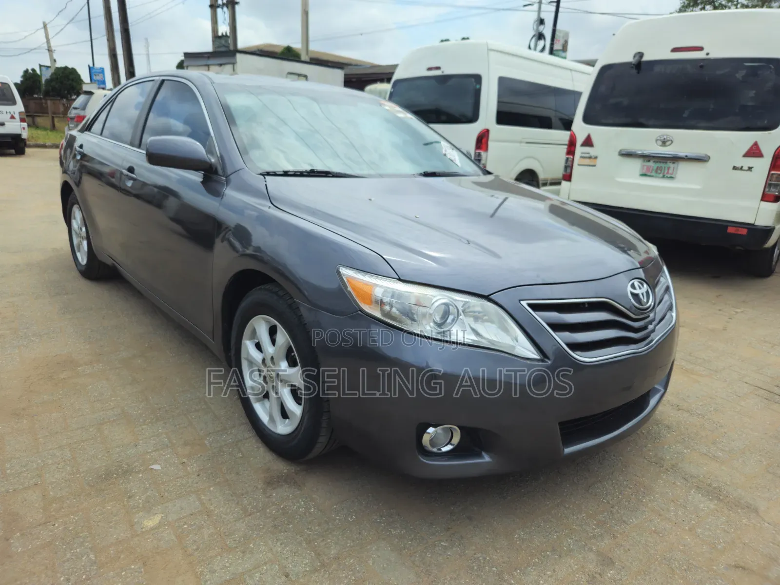 Toyota Camry LE 4dr Sedan (2.5L 4cyl 6A) 2011 Gray