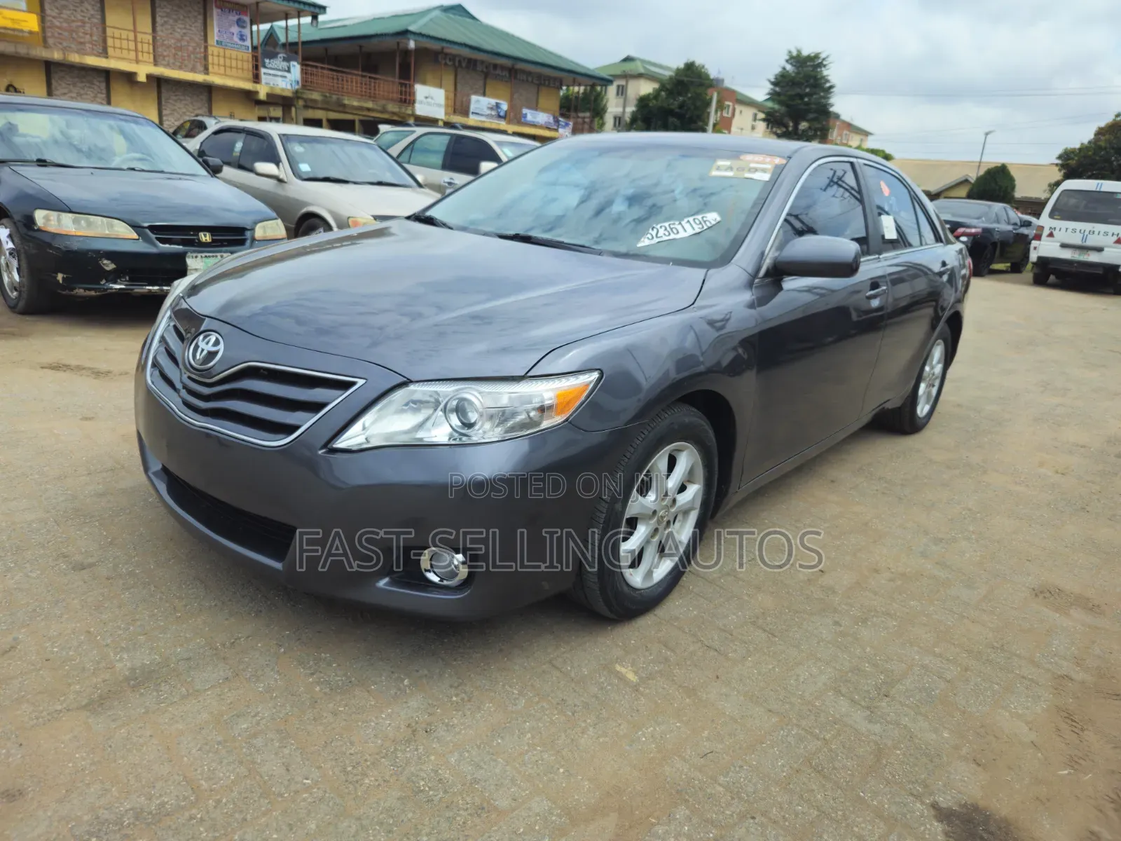 Toyota Camry LE 4dr Sedan (2.5L 4cyl 6A) 2011 Gray