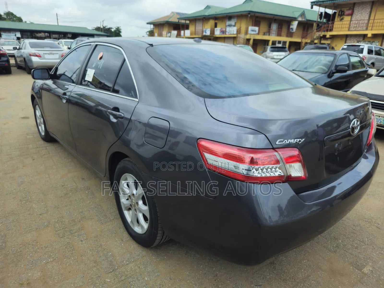 Toyota Camry LE 4dr Sedan (2.5L 4cyl 6A) 2011 Gray