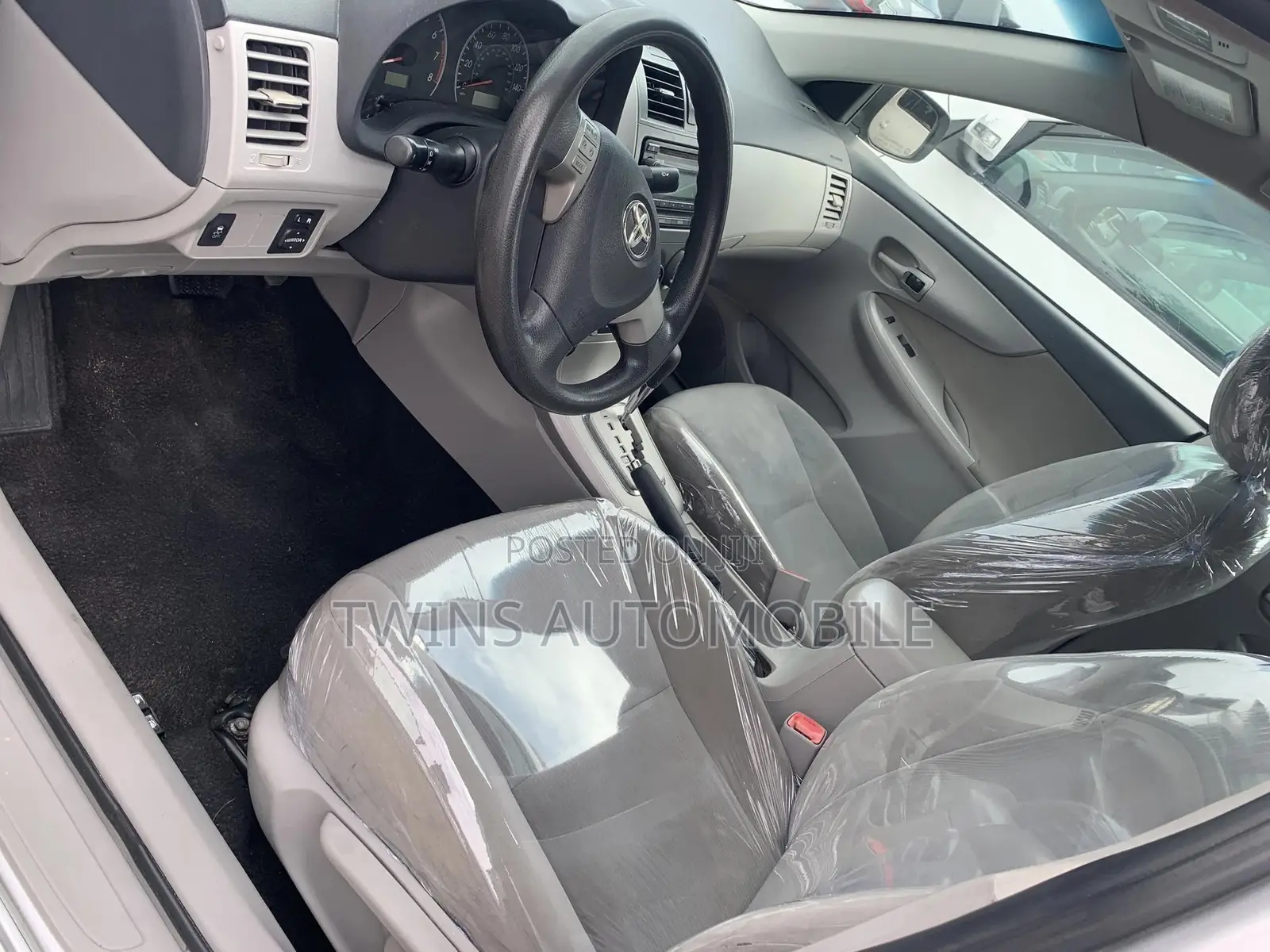Toyota Corolla LE 4dr Sedan (1.8L 4cyl 4A) 2012 Silver