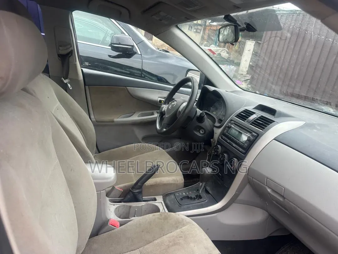 Toyota Corolla LE 4dr Sedan (1.8L 4cyl 4A) 2012 Black