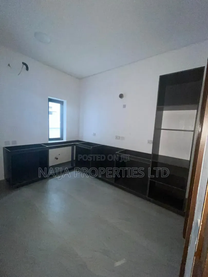 3bdrm Townhouse / Terrace in Lekki Phase 1 for rent