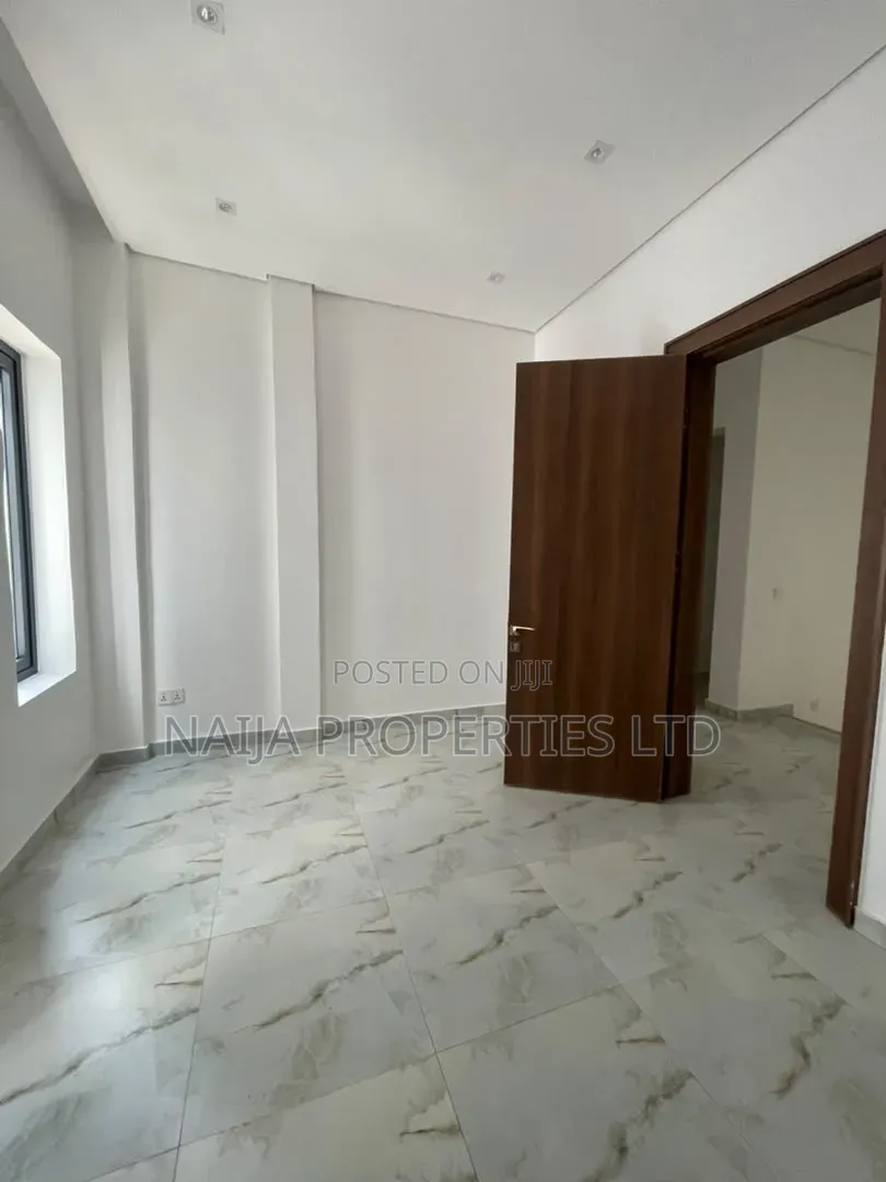3bdrm Townhouse / Terrace in Lekki Phase 1 for rent
