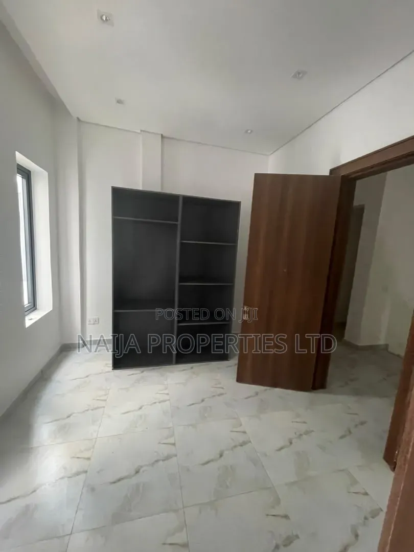 3bdrm Townhouse / Terrace in Lekki Phase 1 for rent