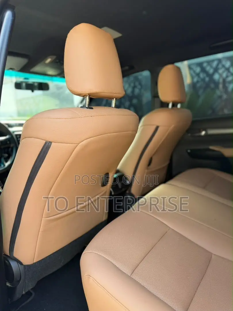 Toyota Hilux 2025 Black