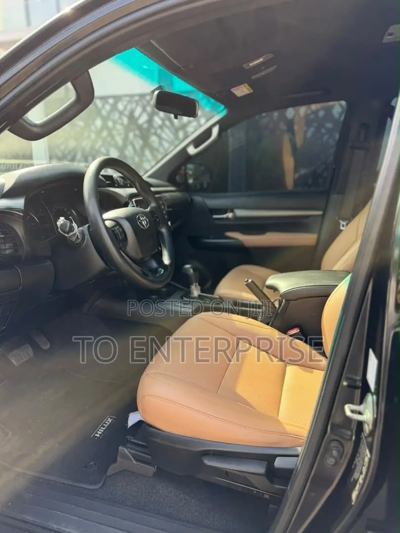 Toyota Hilux 2025 Black