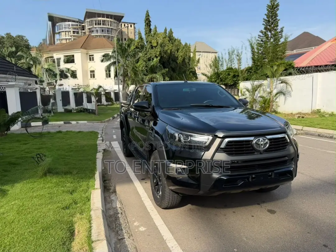Toyota Hilux 2025 Black
