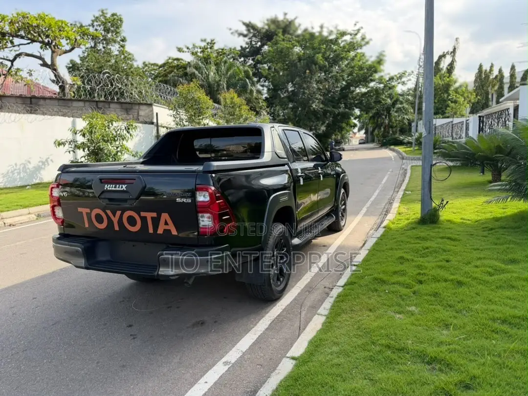 Toyota Hilux 2025 Black