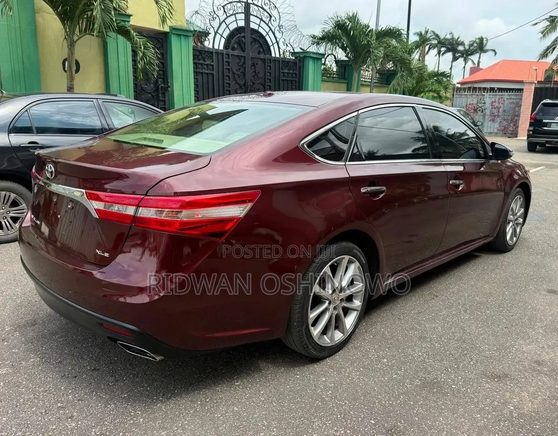 Toyota Avalon XLE Sedar FWD (3.5L 6cyl 6A) 2013 Red