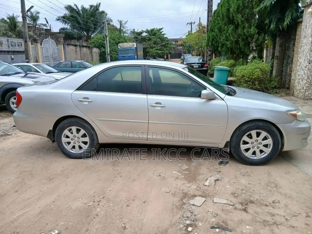 Toyota Camry LE 4dr Sedan (2.4L 4cyl 5M) 2004 Silver
