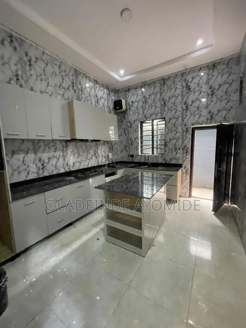 Mini Flat in Chevron for rent