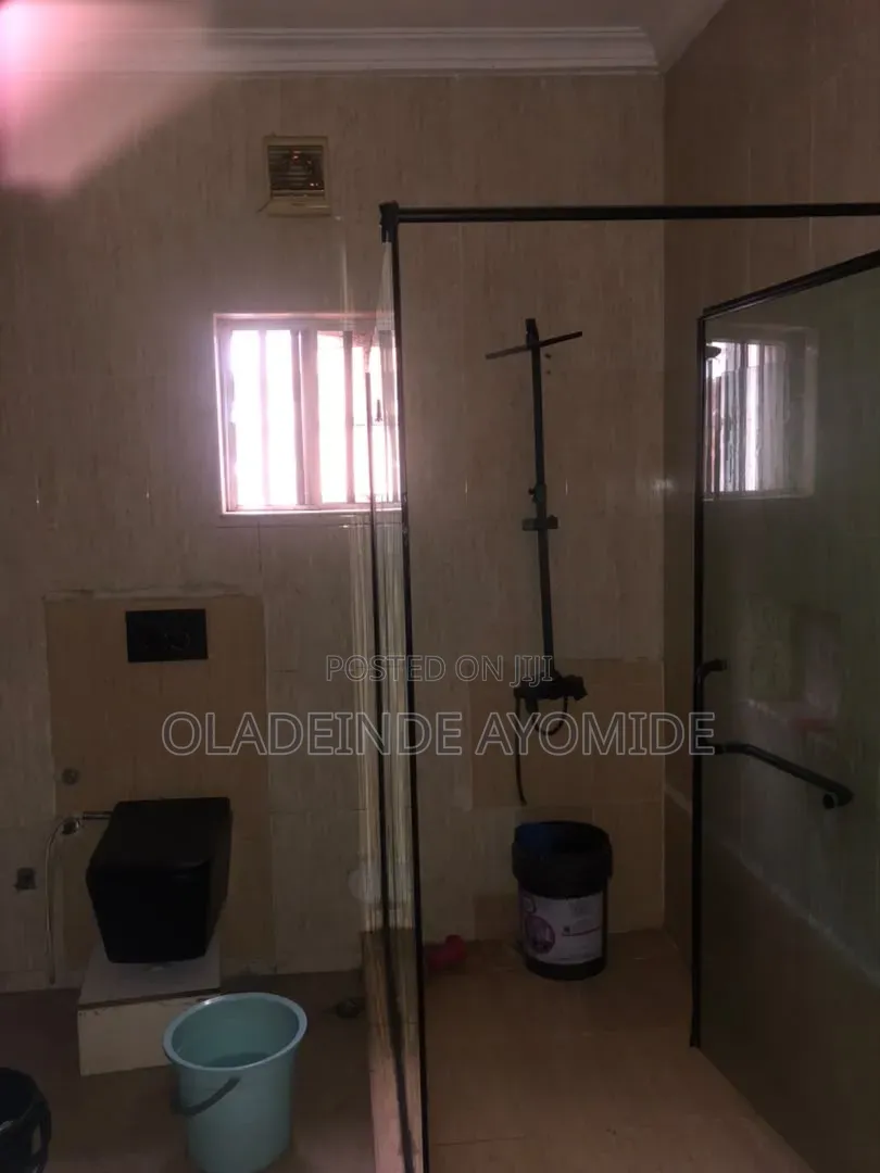 Mini Flat in Chevron for rent