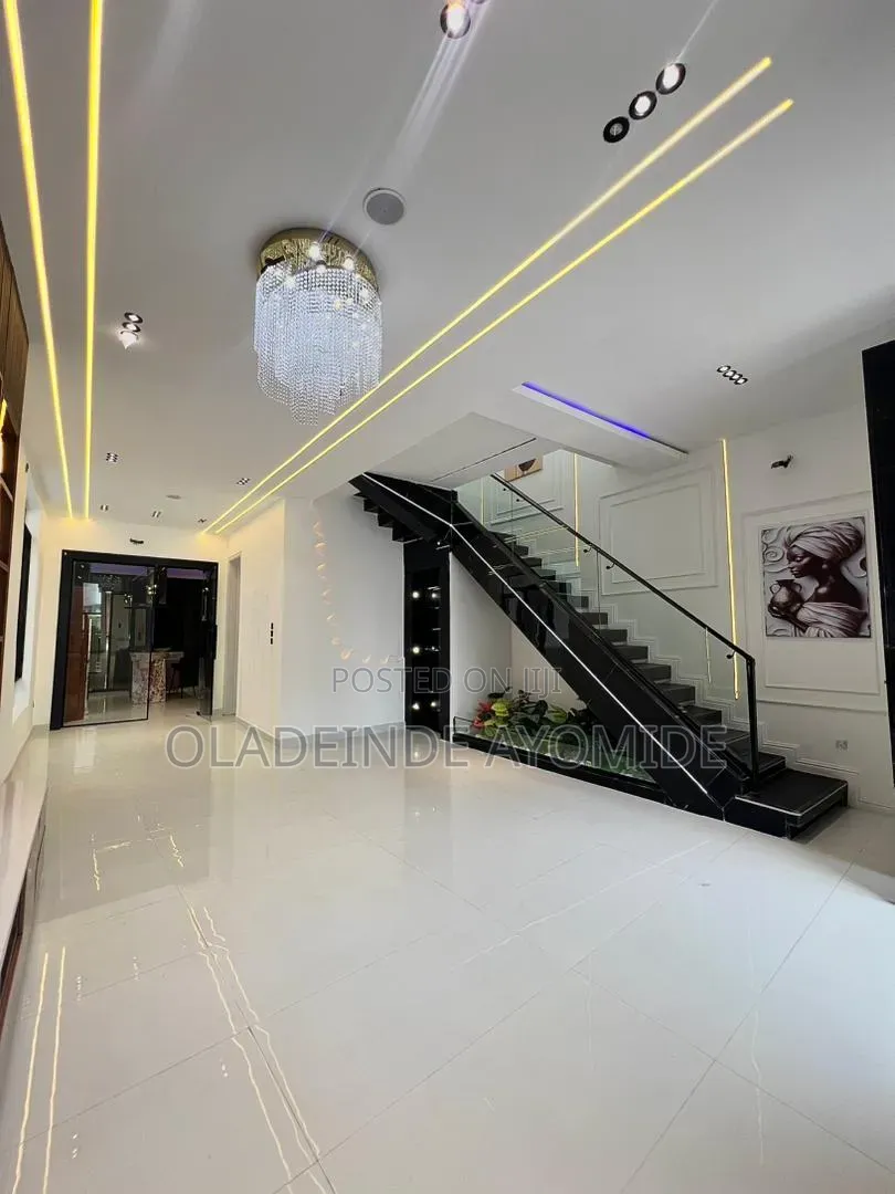 4bdrm Duplex in Chevron for sale