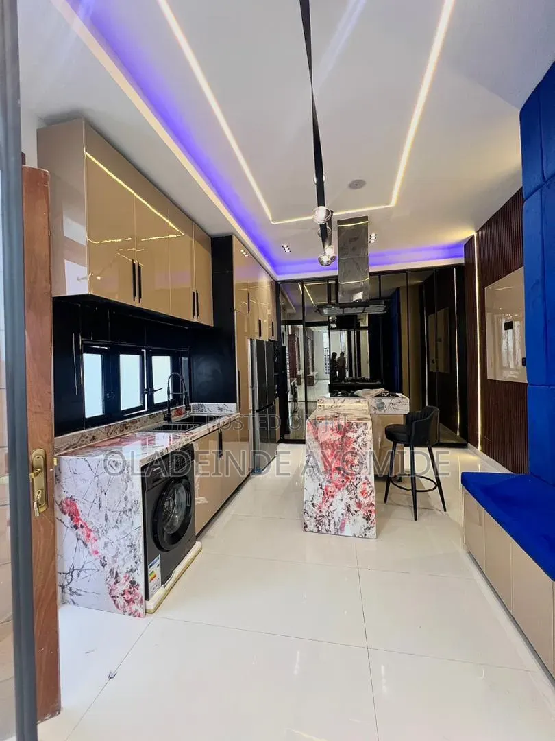4bdrm Duplex in Chevron for sale