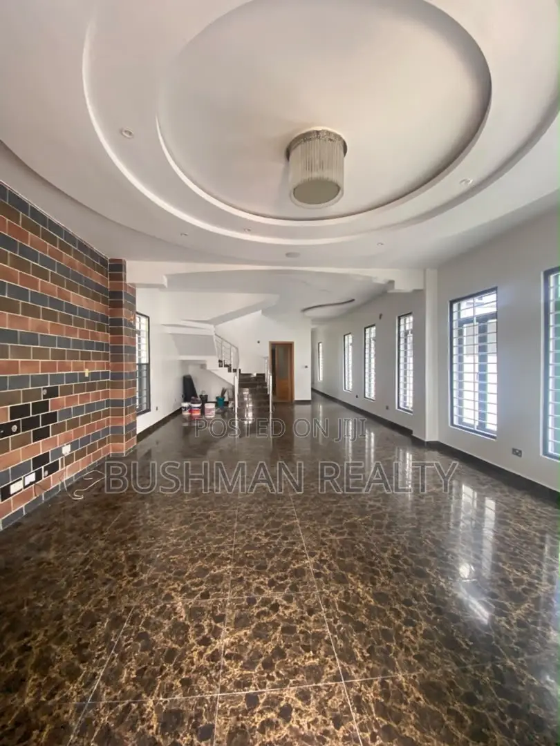 5bdrm Duplex in Chevron for rent