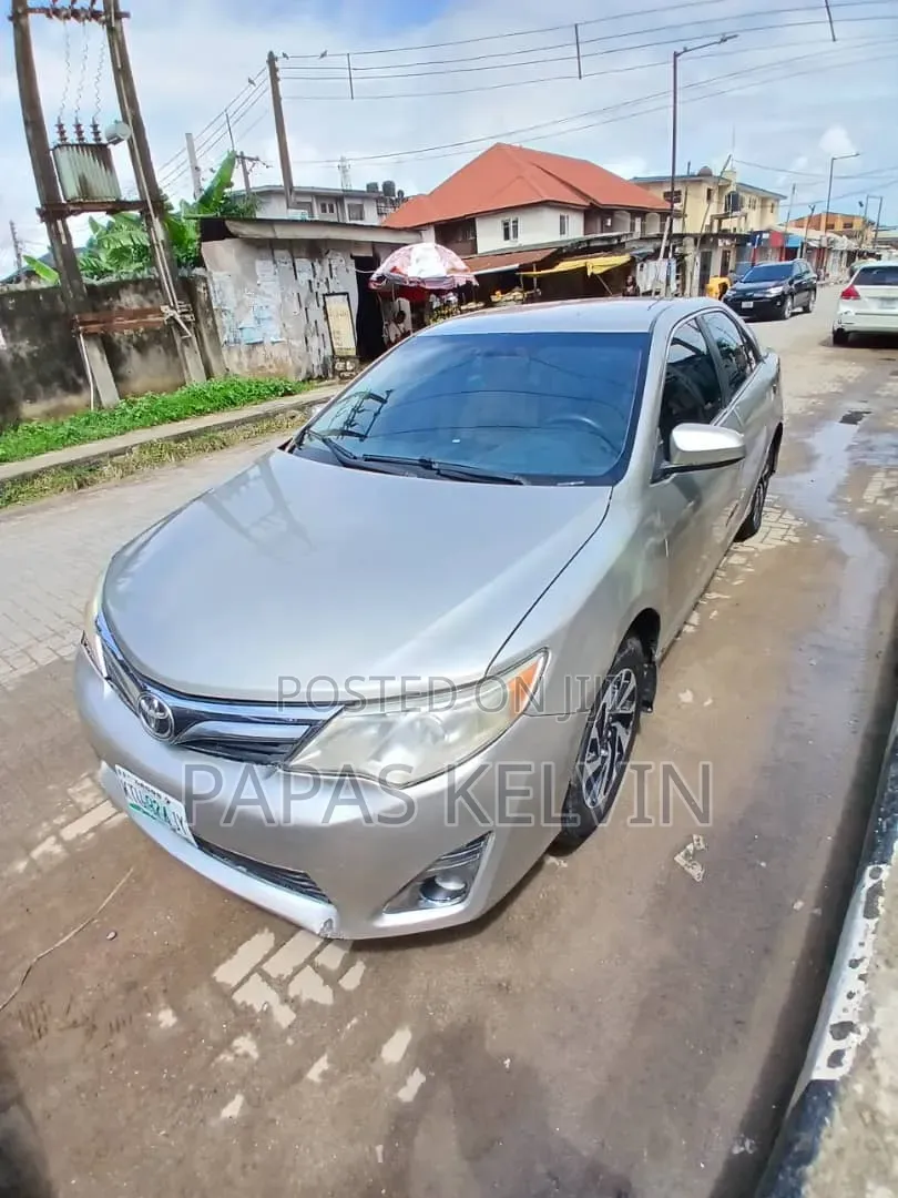 Toyota Camry LE 4dr Sedan (2.5L 4cyl 6A) 2013 Gold