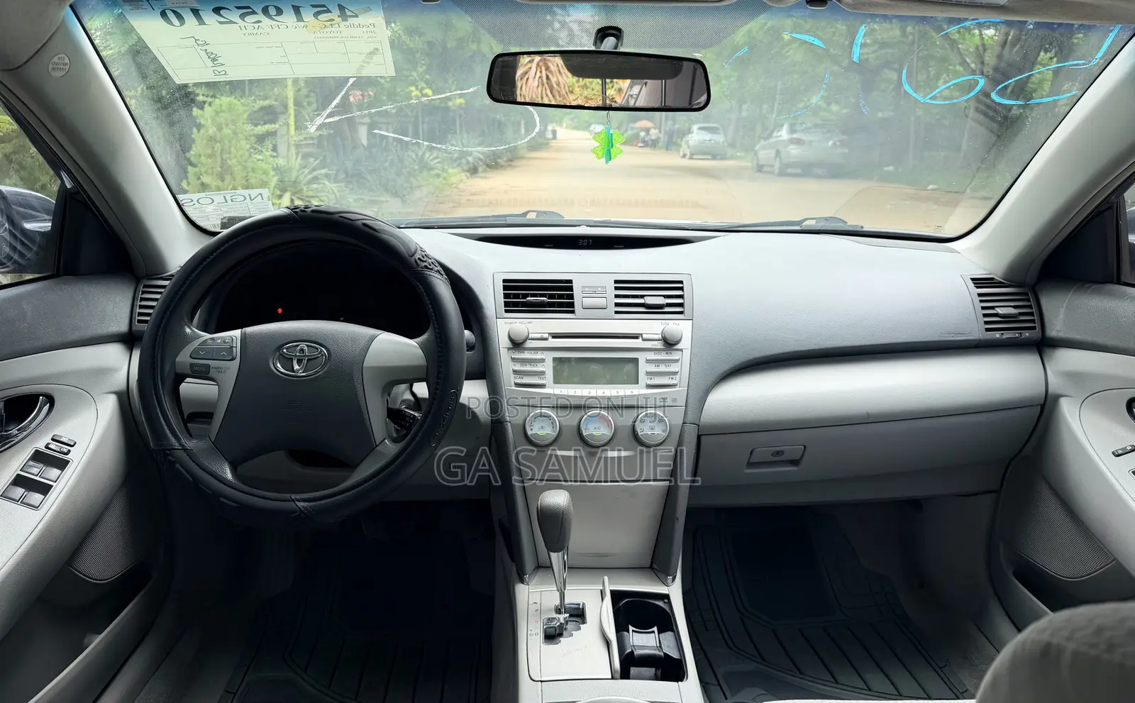 Toyota Camry LE 4dr Sedan (2.5L 4cyl 6A) 2011 Gray