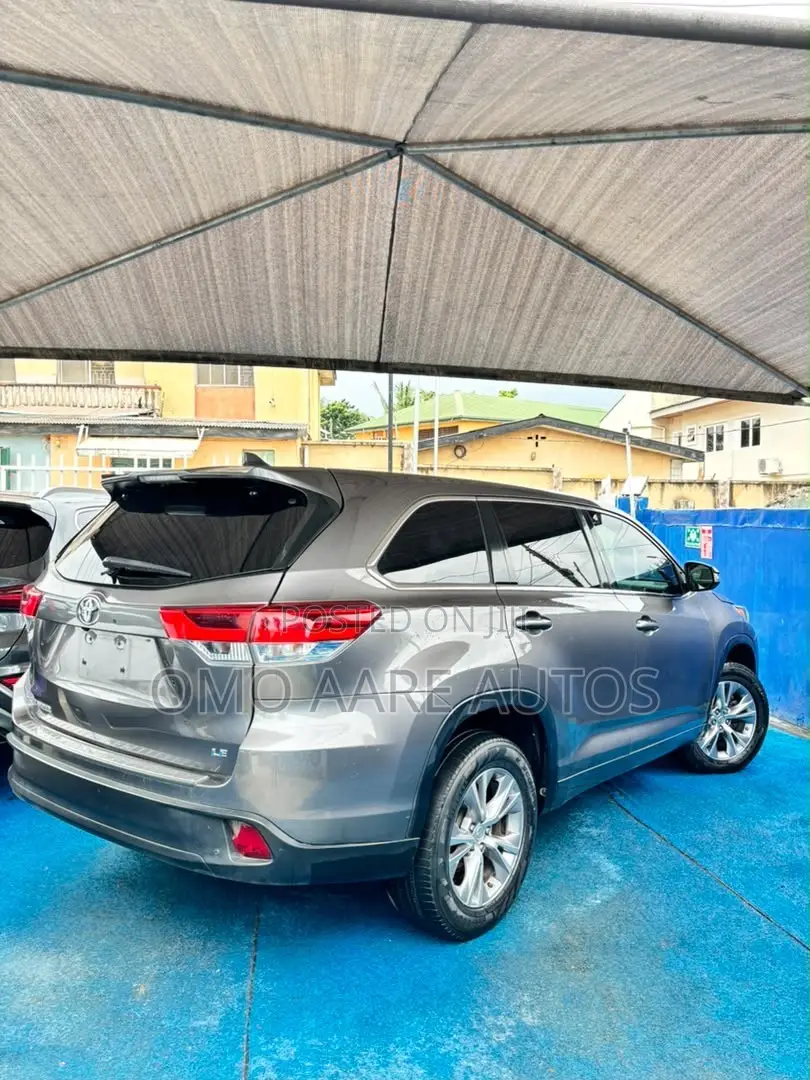 Toyota Highlander LE Plus 4dr SUV (3.5L 6cyl 6A) 2015 Gray