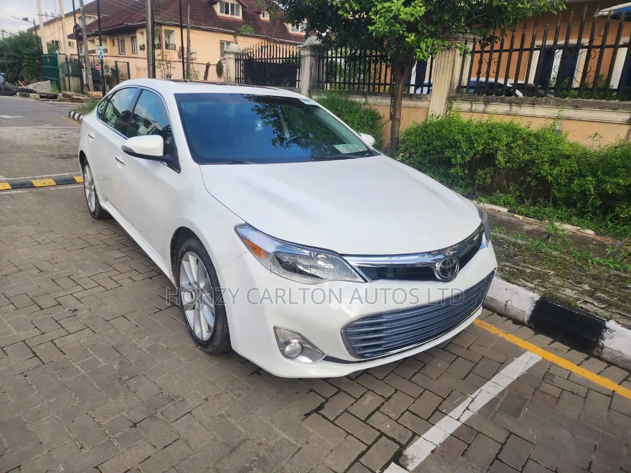 Toyota Avalon Limited 4dr Sedan (3.5L 6cyl 6A) 2014 White