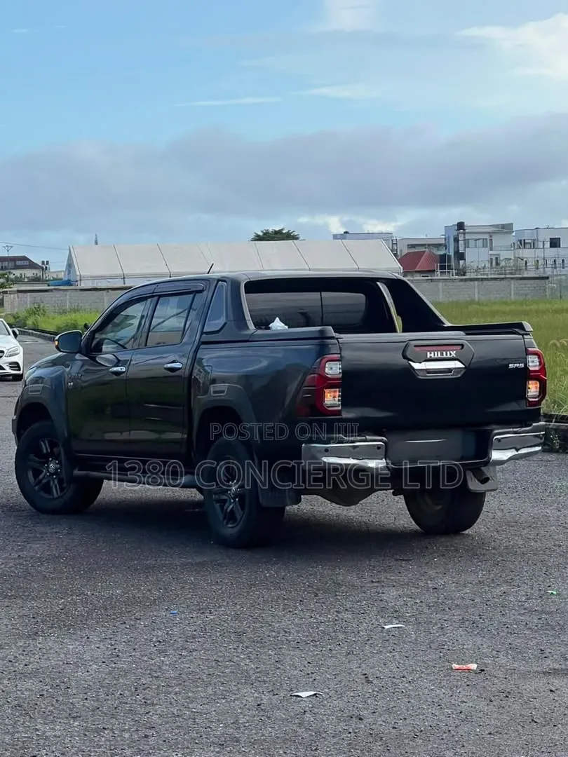 Toyota Hilux 2021 Black