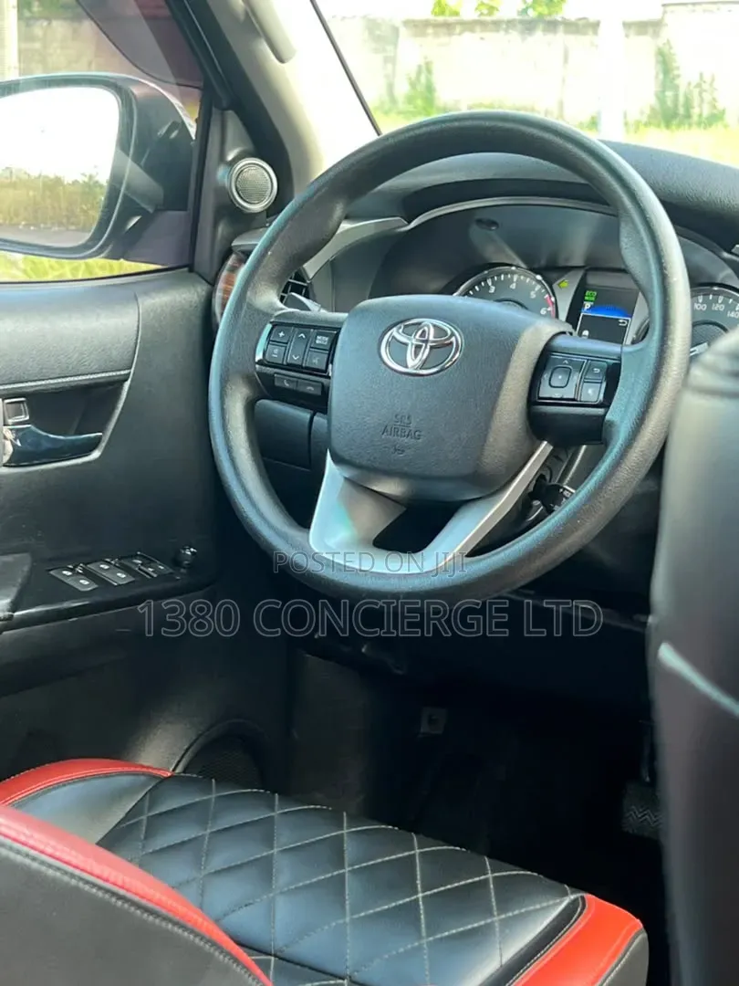 Toyota Hilux 2021 Black