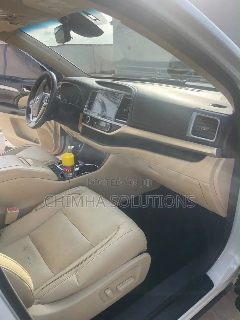 Toyota Highlander XLE 4x4 V6 (3.5L 6cyl 8A) 2018 White