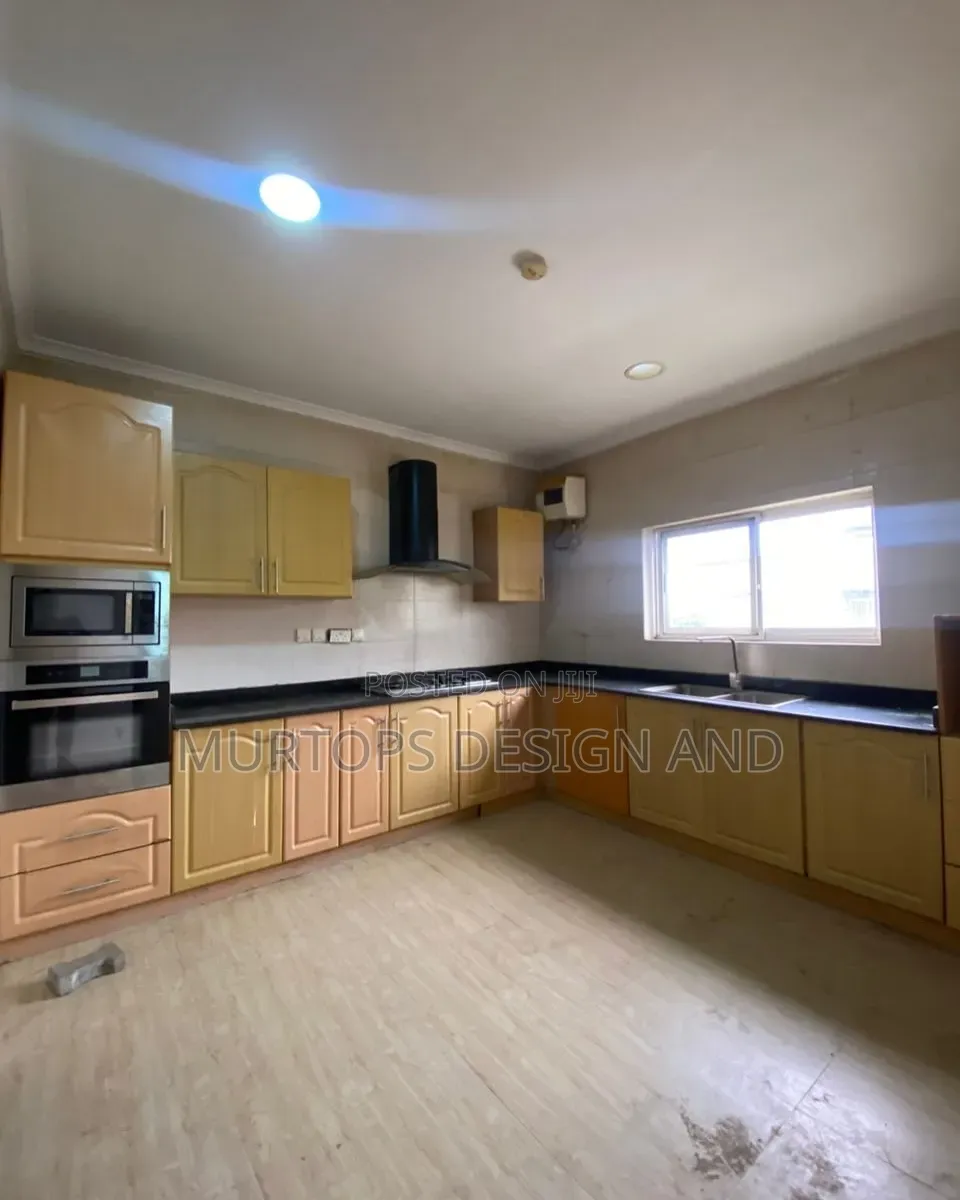 3bdrm Apartment in Lekki Phase 1 for rent