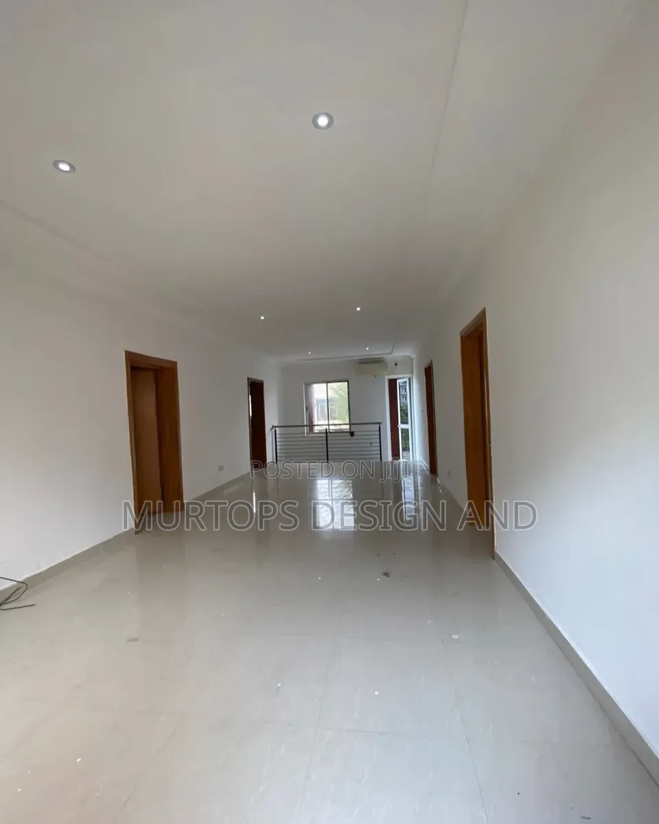3bdrm Apartment in Lekki Phase 1 for rent