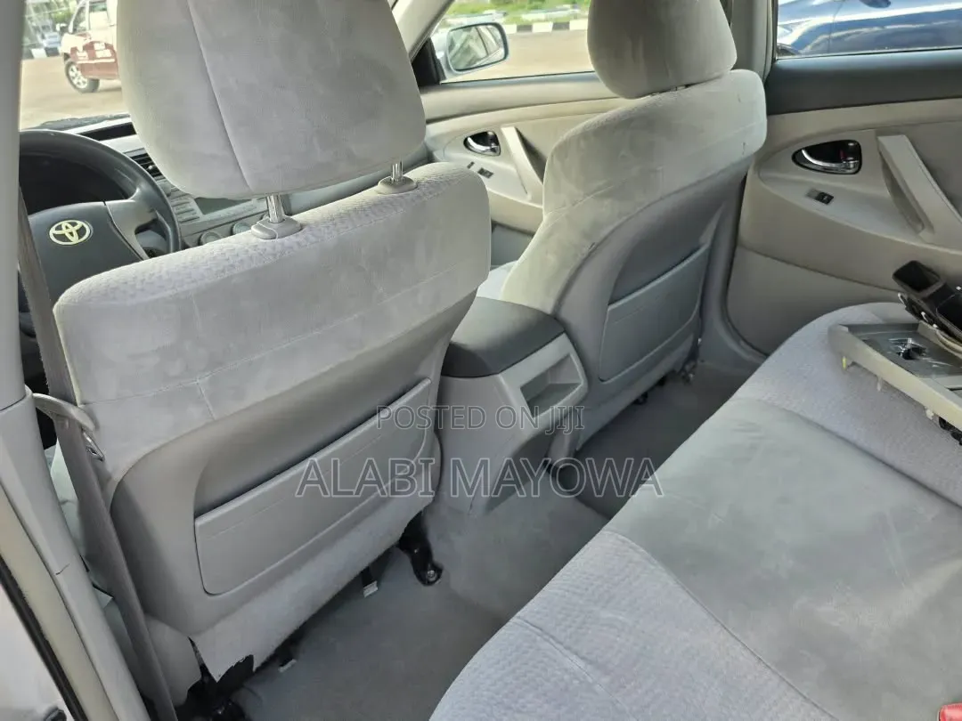 Toyota Camry LE 4dr Sedan (2.5L 4cyl 6AM) 2010 Silver