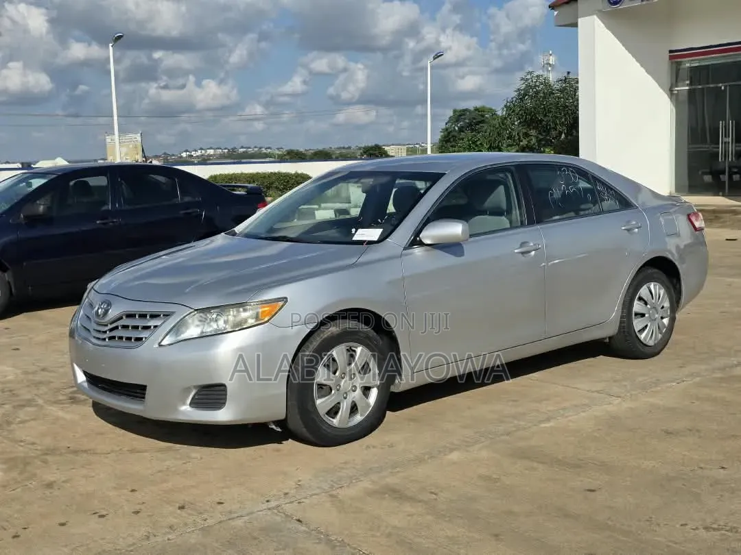 Toyota Camry LE 4dr Sedan (2.5L 4cyl 6AM) 2010 Silver