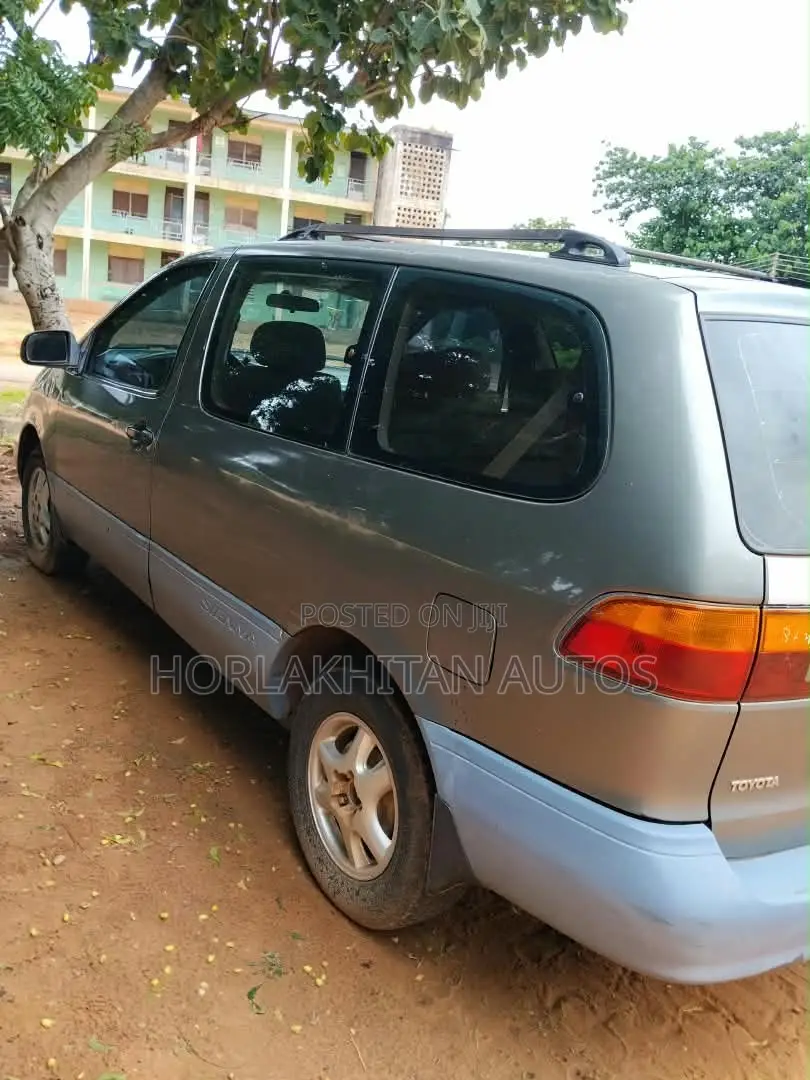 Toyota Sienna LE 2002