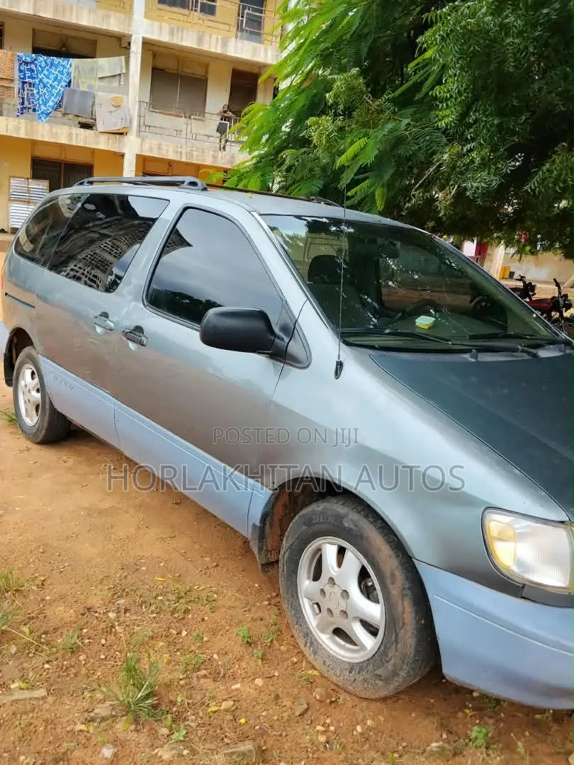 Toyota Sienna LE 2002