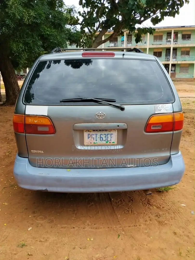 Toyota Sienna LE 2002