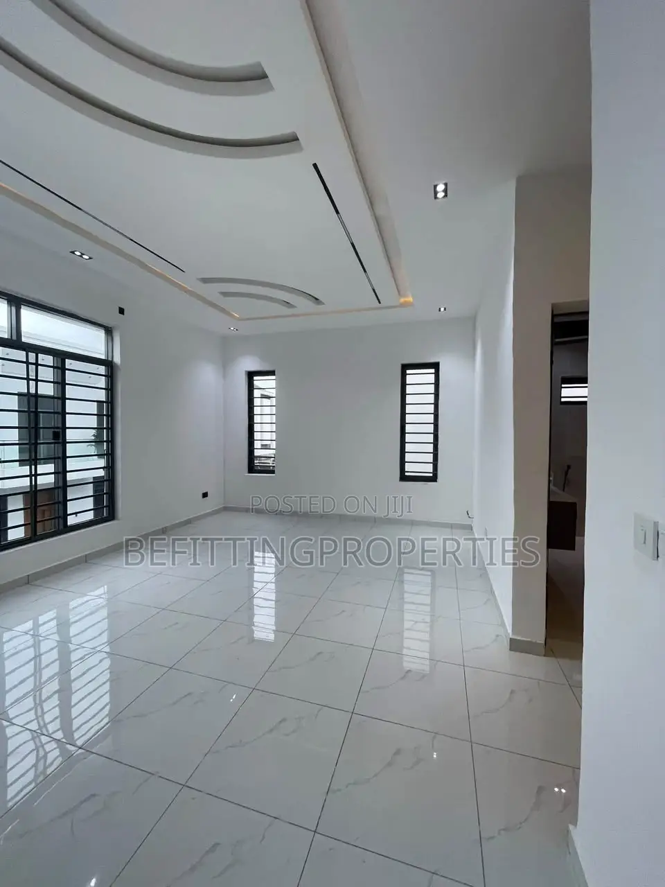 5bdrm Duplex in Idado for sale