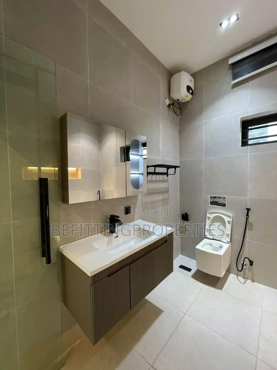5bdrm Duplex in Idado for sale