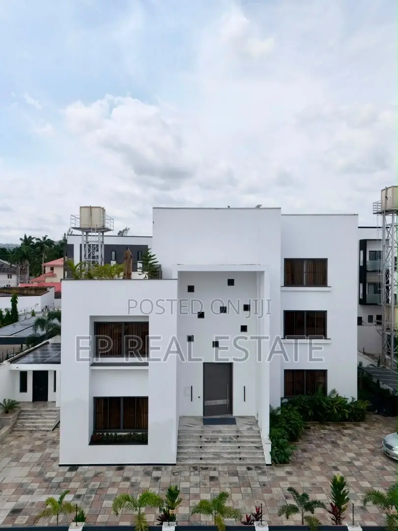 8bdrm Mansion in Maitama for sale