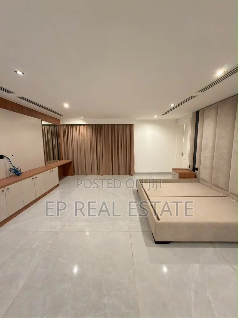 8bdrm Mansion in Maitama for sale