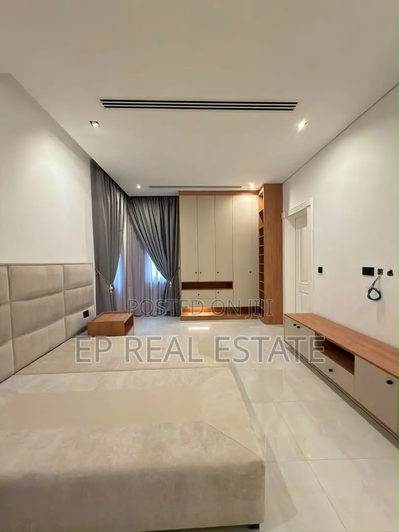 8bdrm Mansion in Maitama for sale