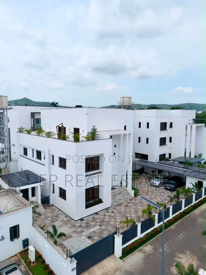 8bdrm Mansion in Maitama for sale
