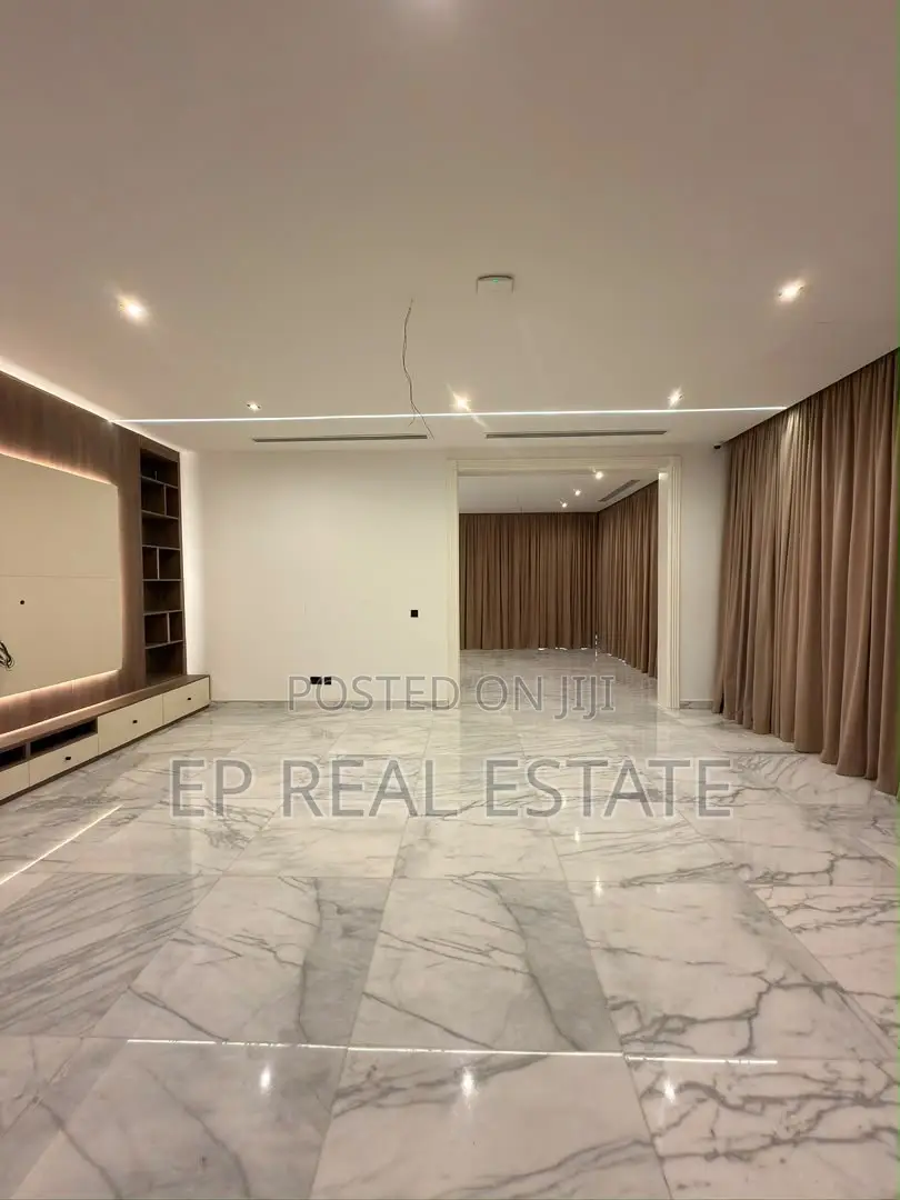 8bdrm Mansion in Maitama for sale